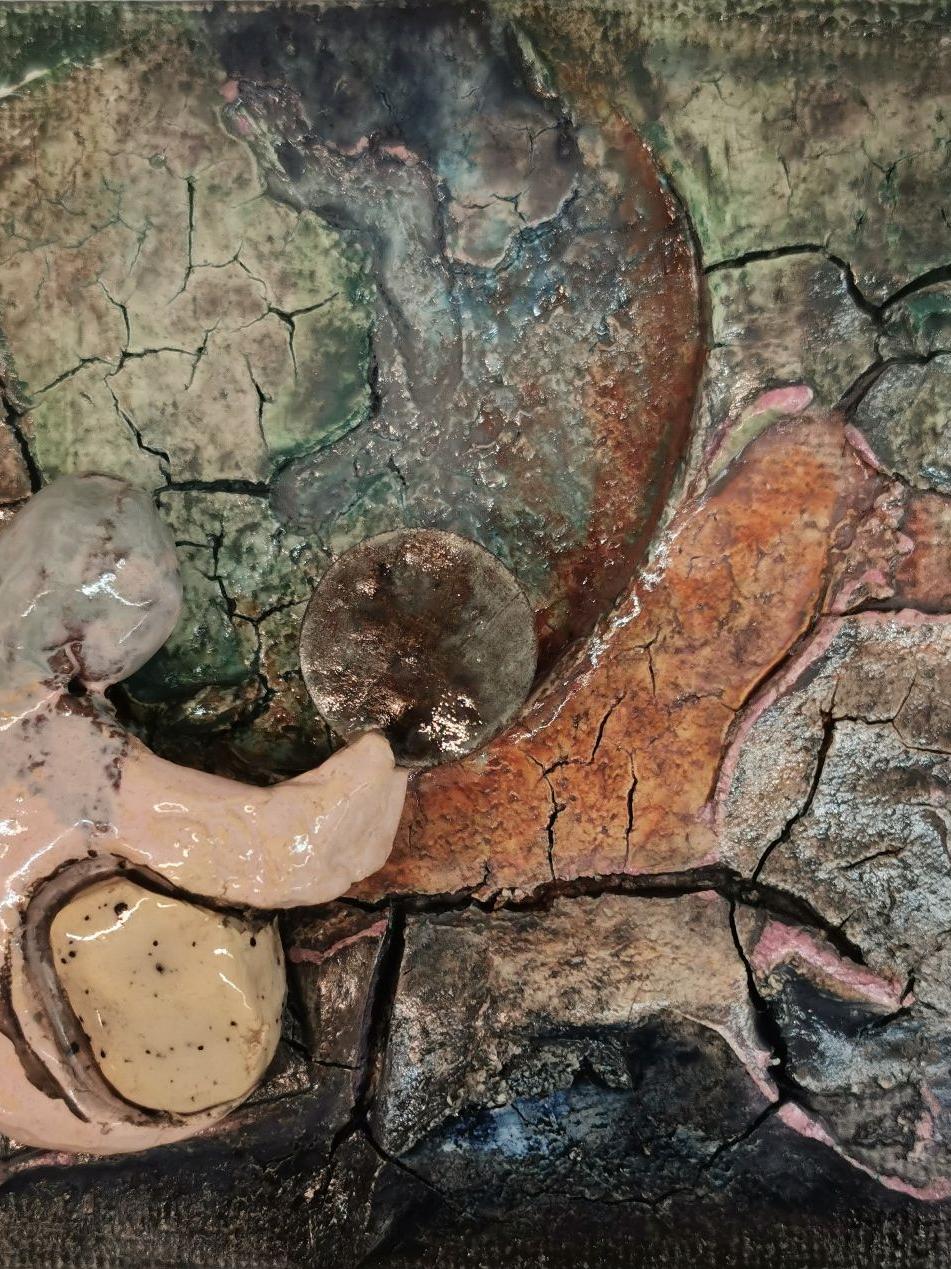 "Mädchen mit Mondscheibe" 7/2025, 10 x 10 cm, schwarzer und weißer Ton glasiert, Marmormehl, Pigmente, Ölfarbe und Lack mit Münze auf Malplatte