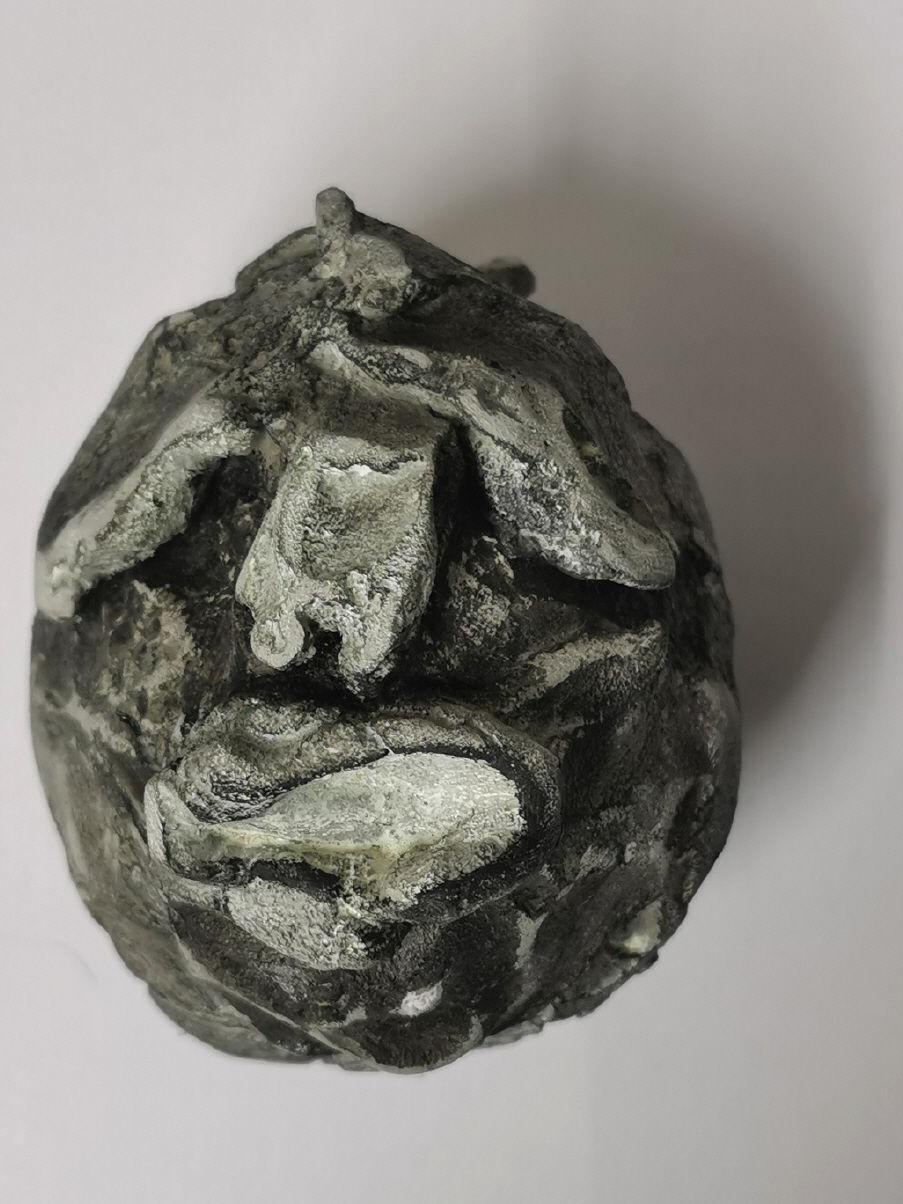 "Pollux" 2/2023, 11 x 9 x  10,5 cm, Ölfarbe auf Beton