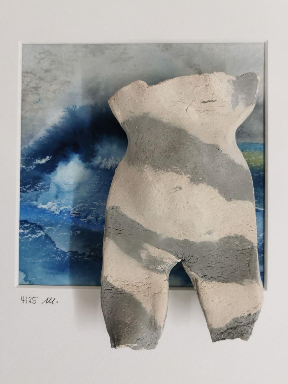 "Torso und Mee(h)r" 4/2025, 12 x 7,2 x 3 cm, schwarzer und weißer Ton auf Aquarell, gerahmt (25 x 25 cm)